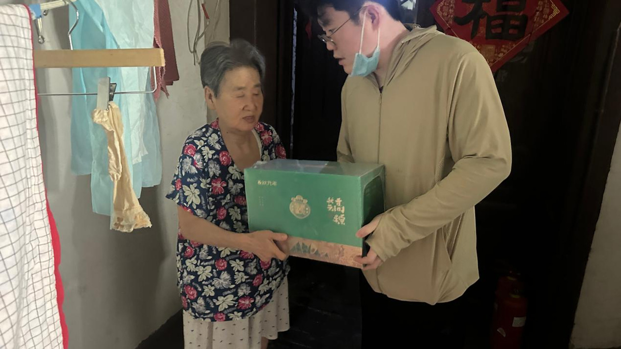 蟹状元捐赠爱心粽子慰问养老院社区老人和一线环卫工人003