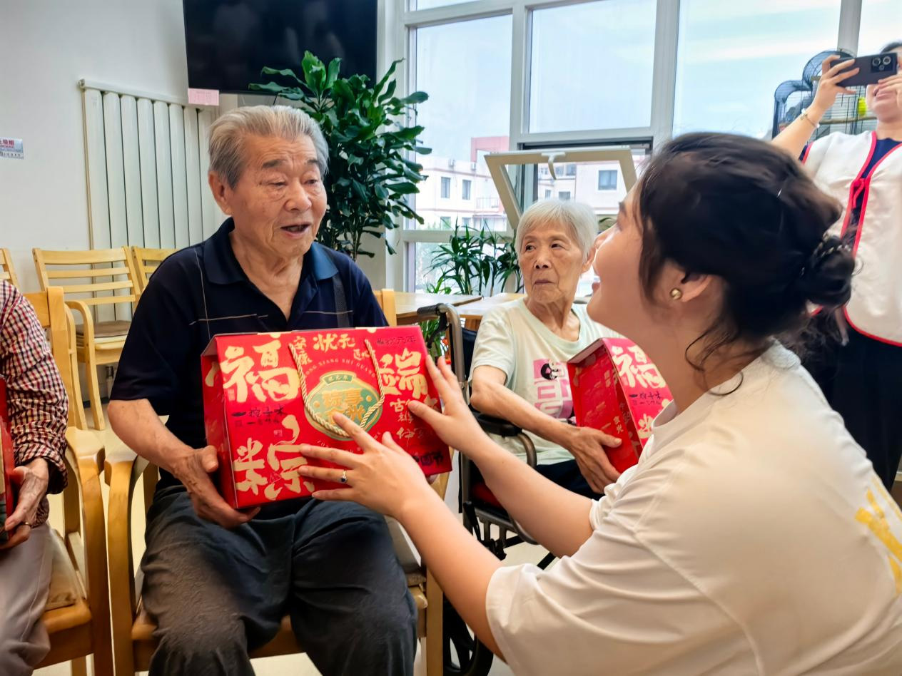 蟹状元捐赠爱心粽子慰问养老院社区老人和一线环卫工人004