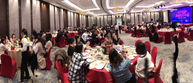 宾朋满座，光彩陆离