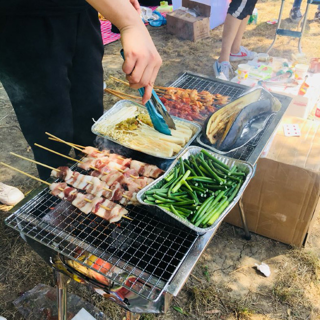 烧烤摊主各显身手