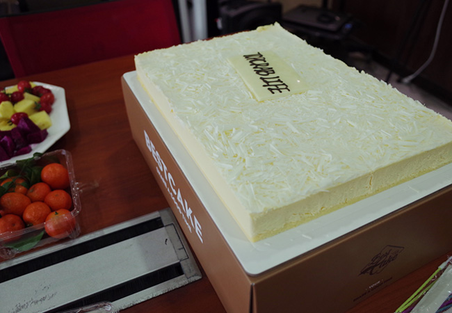 燃烧的蜡烛代表成长,祝愿增长的还有幸福