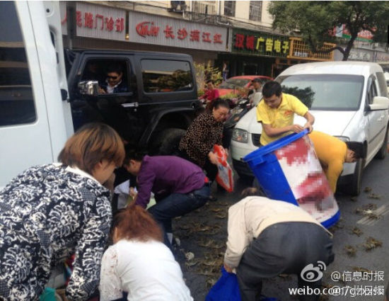 现场抢大闸蟹