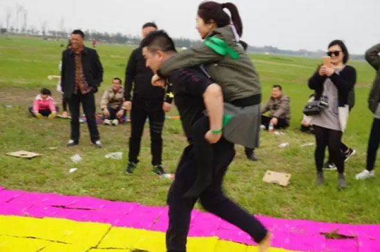 背“儿媳妇”活动