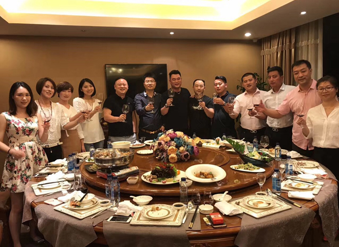 蟹状元与环岛海参巨手相握