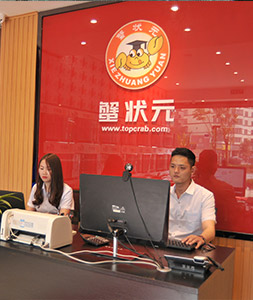 蟹状元昆明大闸蟹国贸店内部展示01