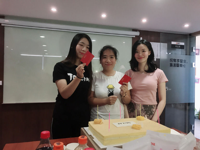 蟹状元大闸蟹员工7月生日会