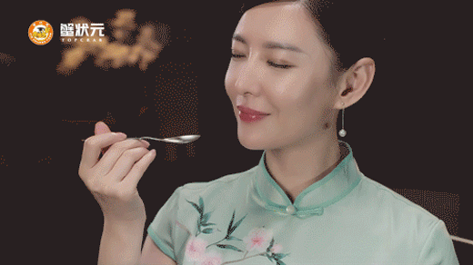 品尝大闸蟹美食