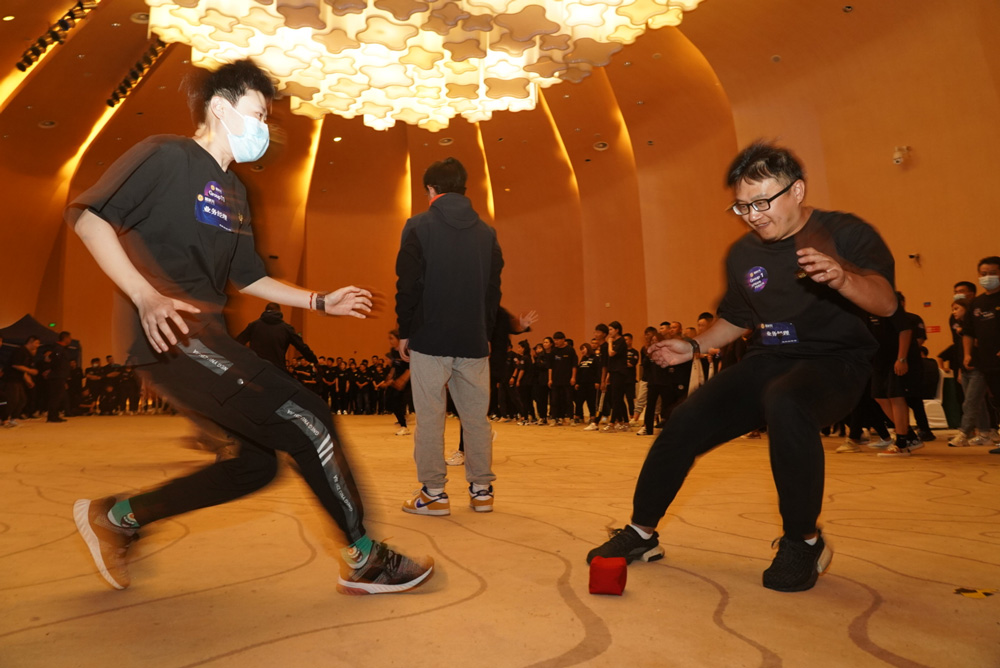 眼睛发光红球属于哥的