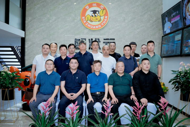苏州阳澄湖协会在上海蟹状元总部合影