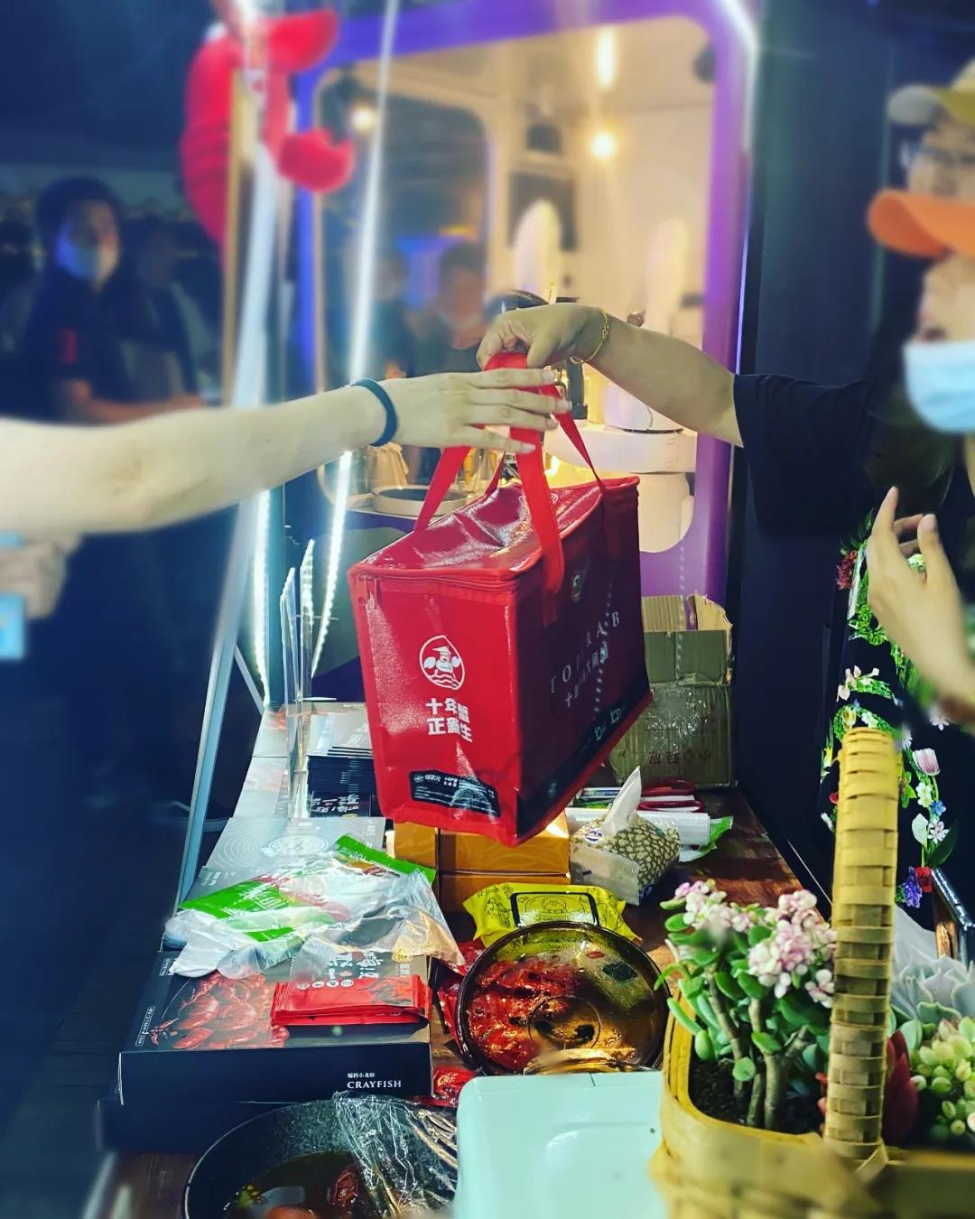 蟹状元地摊现场一角