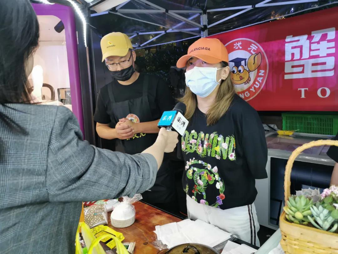 蟹状元外滩源一角现场特写