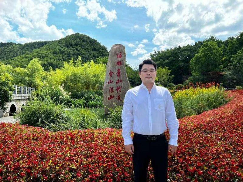 蟹状元董事长高超与绿水青山就是金山银山石碑合影 蟹状元董事长高超与绿水青山就是金山银山石碑合影