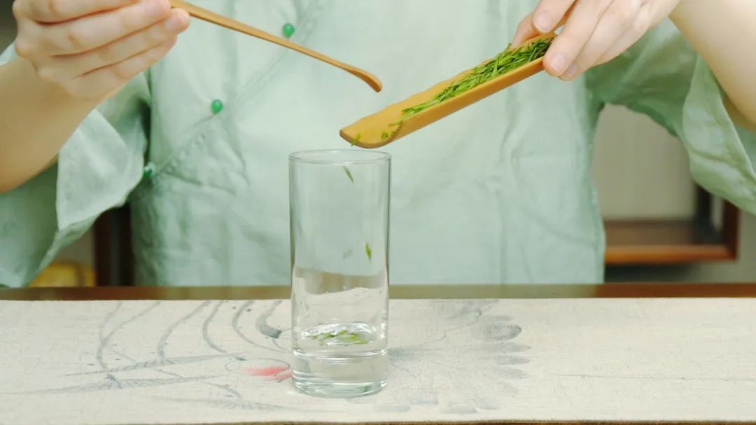 水量约为杯子的四分之一 水量约为杯子的四分之一