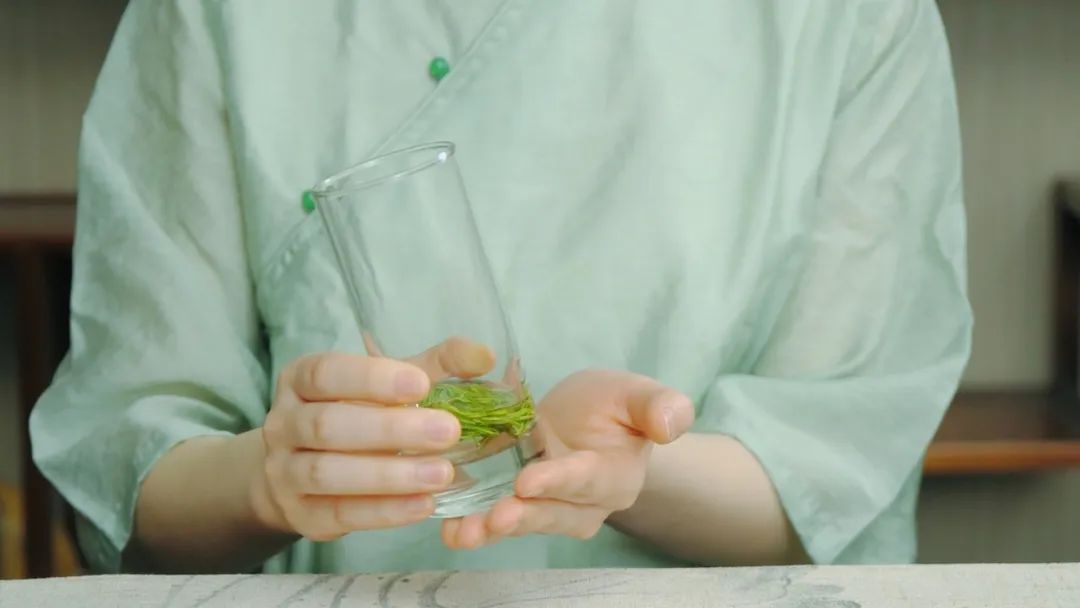 用左手托杯底右手扶杯 用左手托杯底右手扶杯