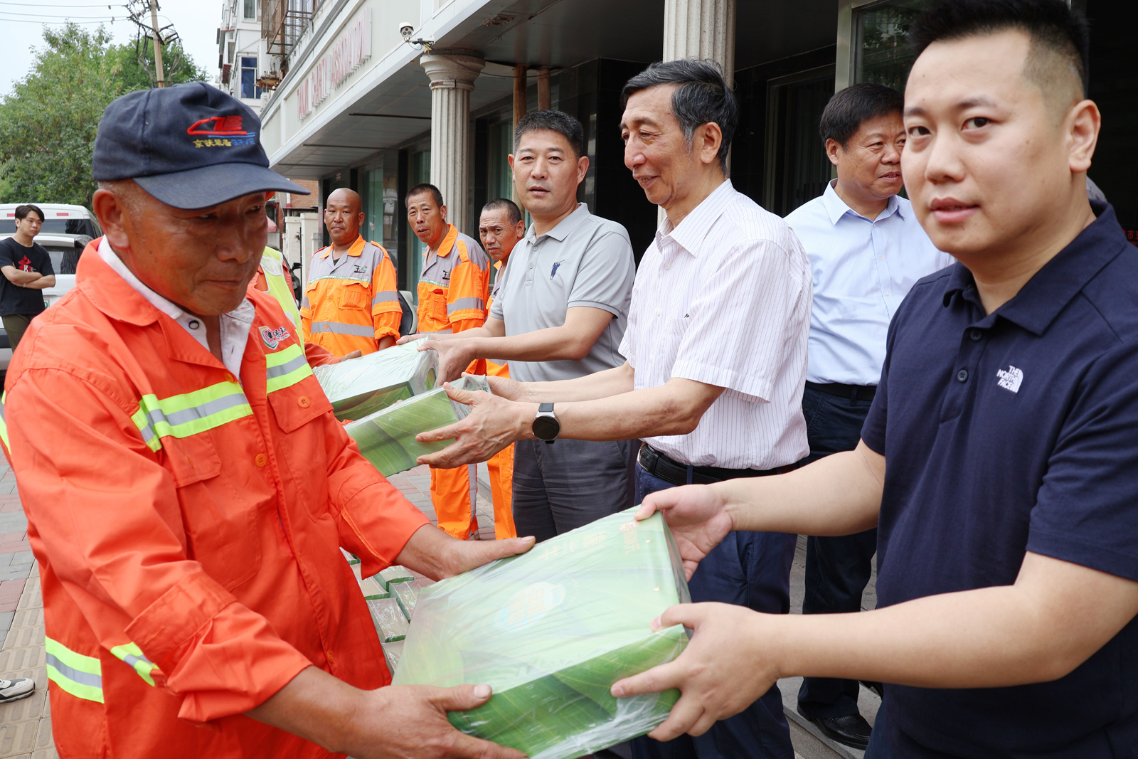 蟹状元端午送温暖致敬可爱的城市美容师20246703sm