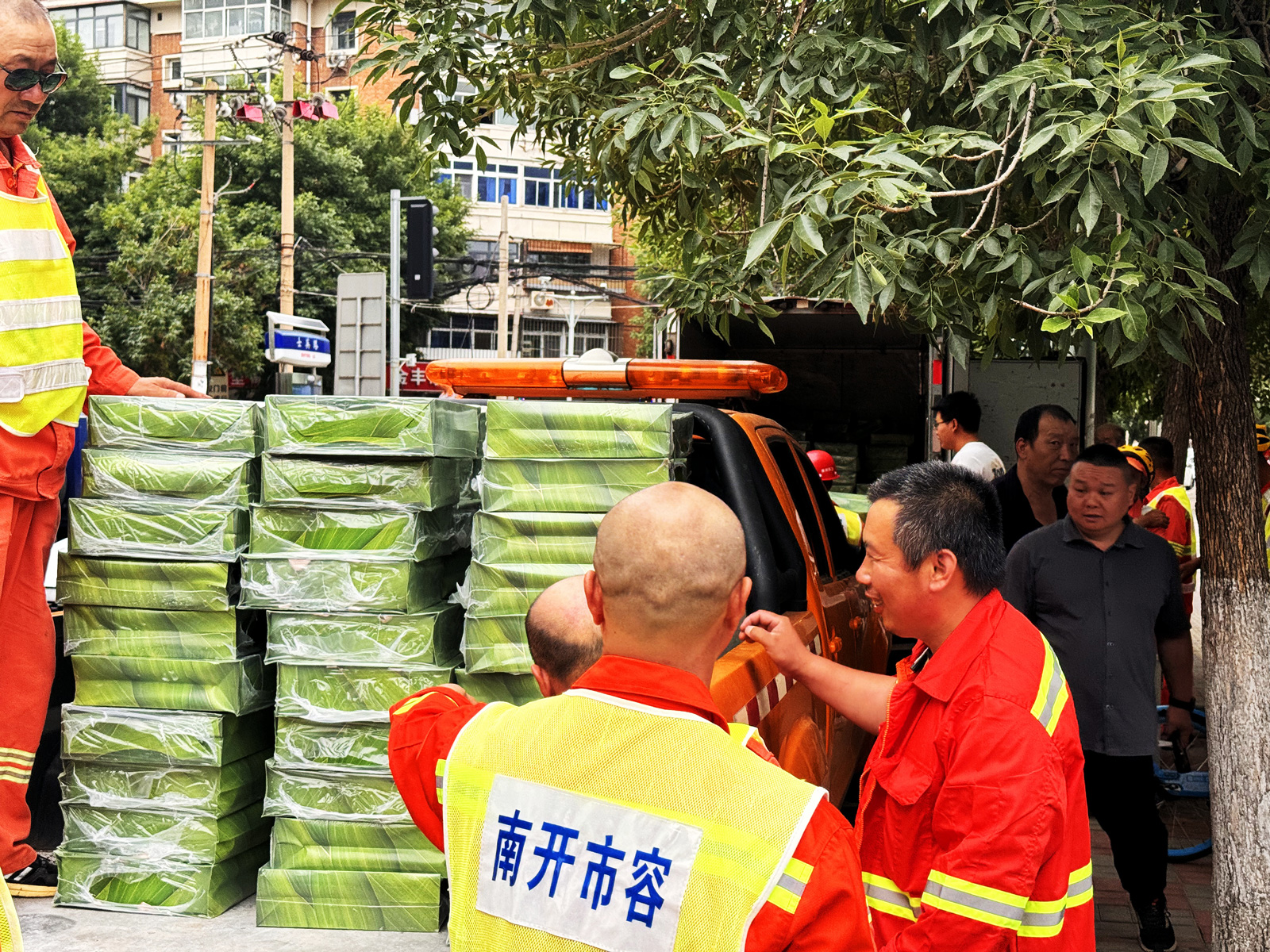 蟹状元端午送温暖致敬可爱的城市美容师20246705sm