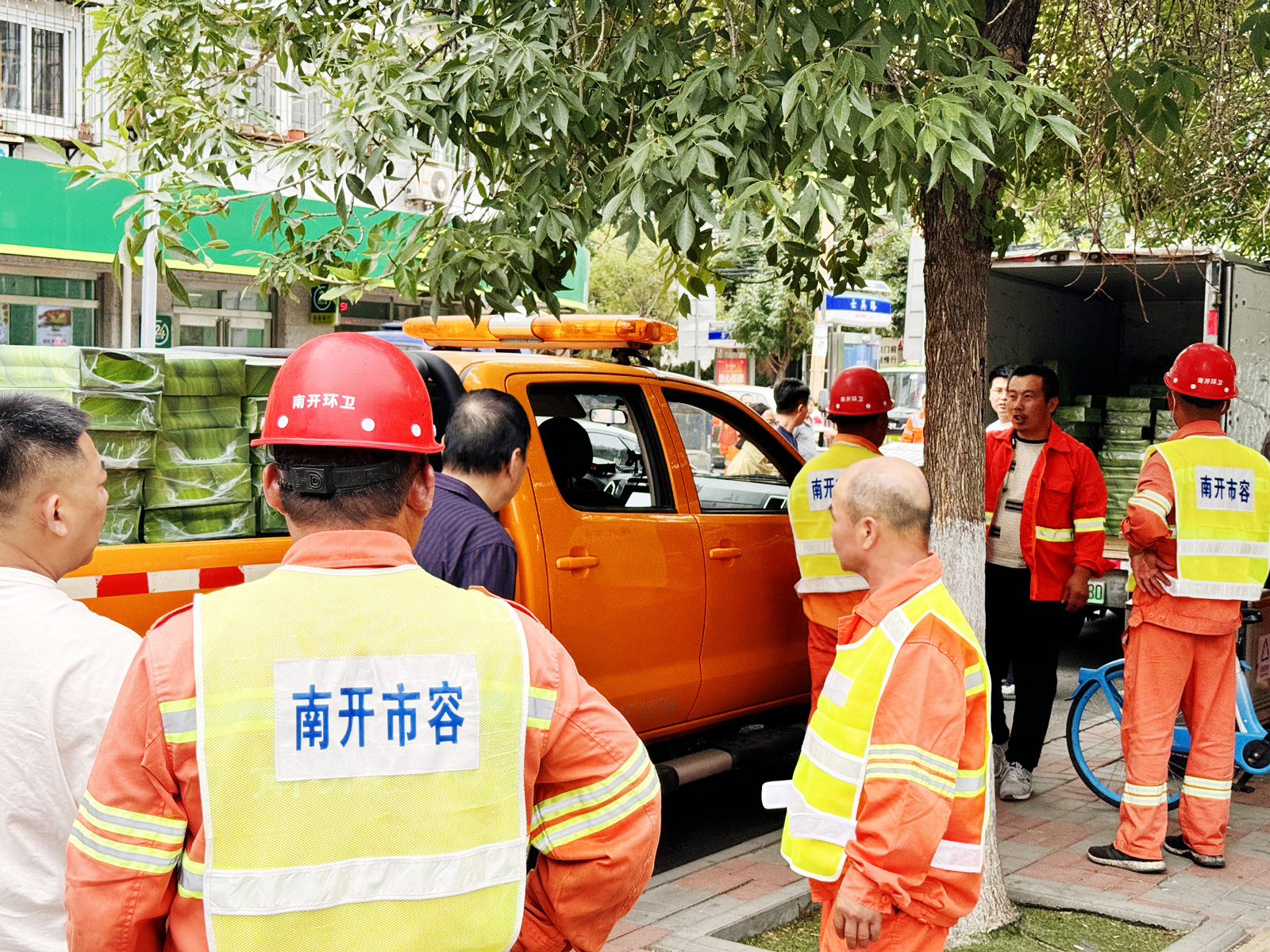 蟹状元端午送温暖致敬可爱的城市美容师20246706sm
